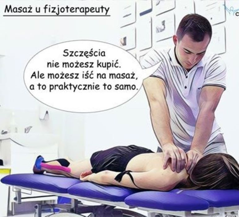Fizjoterapeuta wykonuje masaż pleców pacjentce leżącej na niebieskim stole do masażu, z widoczną taśmą kinesiotaping na nodze i dymkiem z tekstem: 'Szczęścia nie możesz kupić, ale możesz iść...