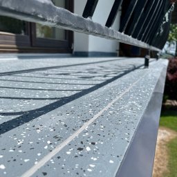 Posadzka żywiczna z płatkami dekoracyjnymi z montażem systemowych okapników renoplast K10