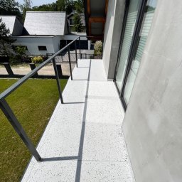 Posadzka żywiczna z płatkami dekoracyjnymi z montażem systemowych okapników renoplast K10