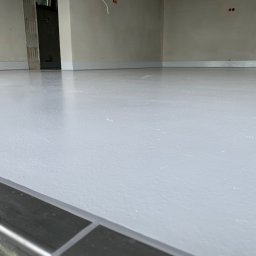 Posadzka żywiczna w garażu z montażem okucia 