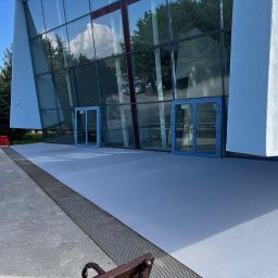 Grzegorz Fudalik - Posadzka żywiczna na schodach w jednolitym kolorze z systemem antypoślizgowym