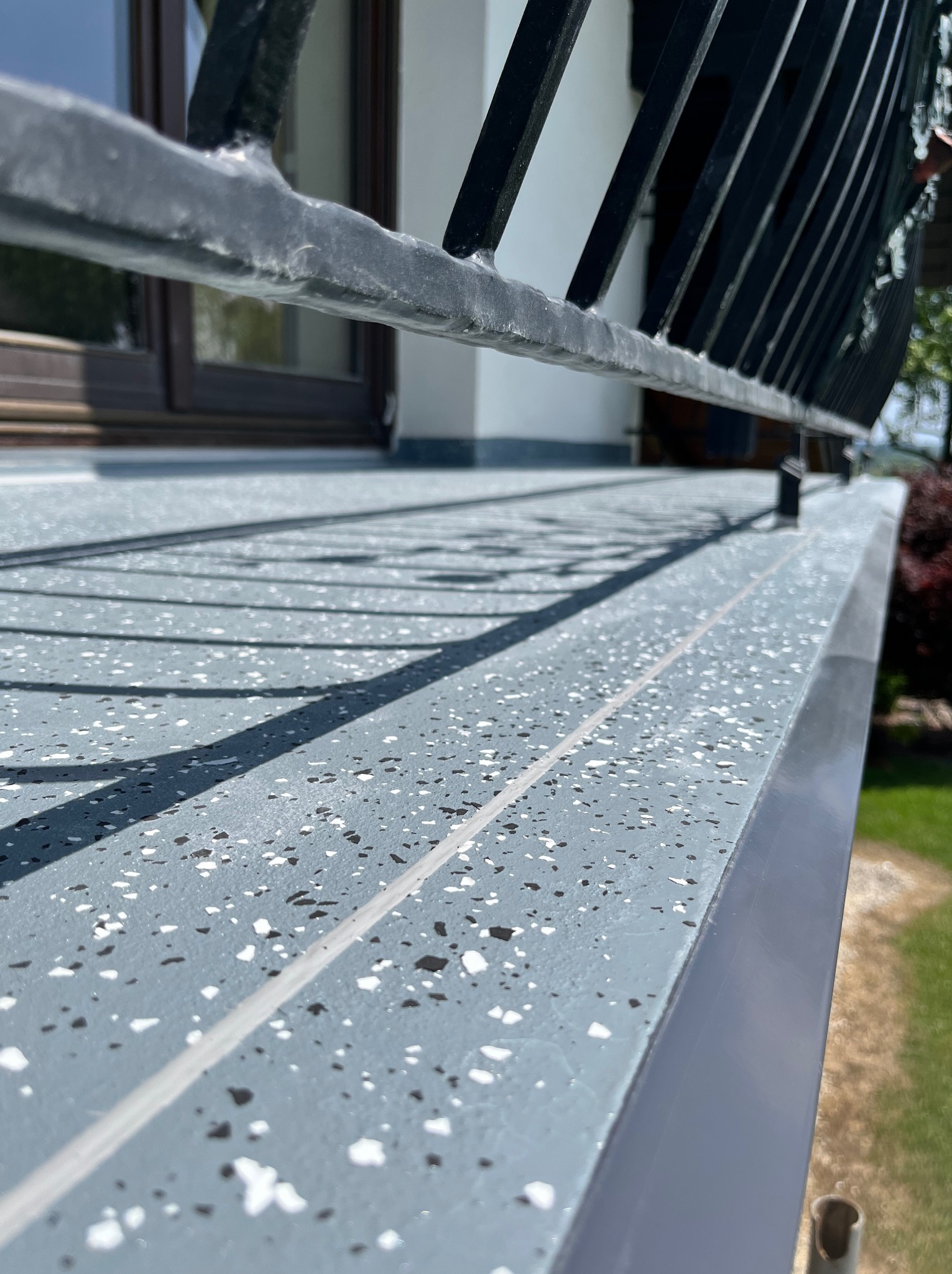 Posadzka żywiczna z płatkami dekoracyjnymi z montażem systemowych okapników renoplast K10