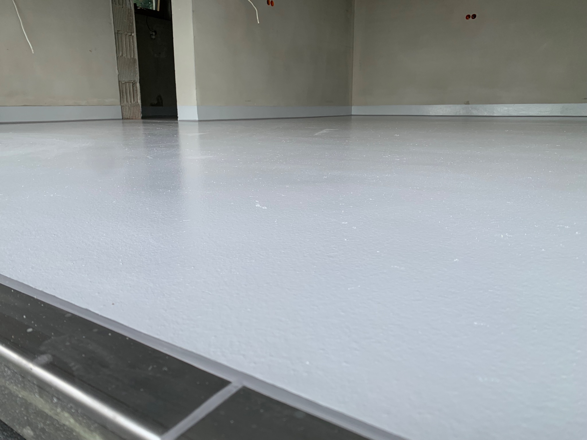 Posadzka żywiczna w garażu z montażem okucia