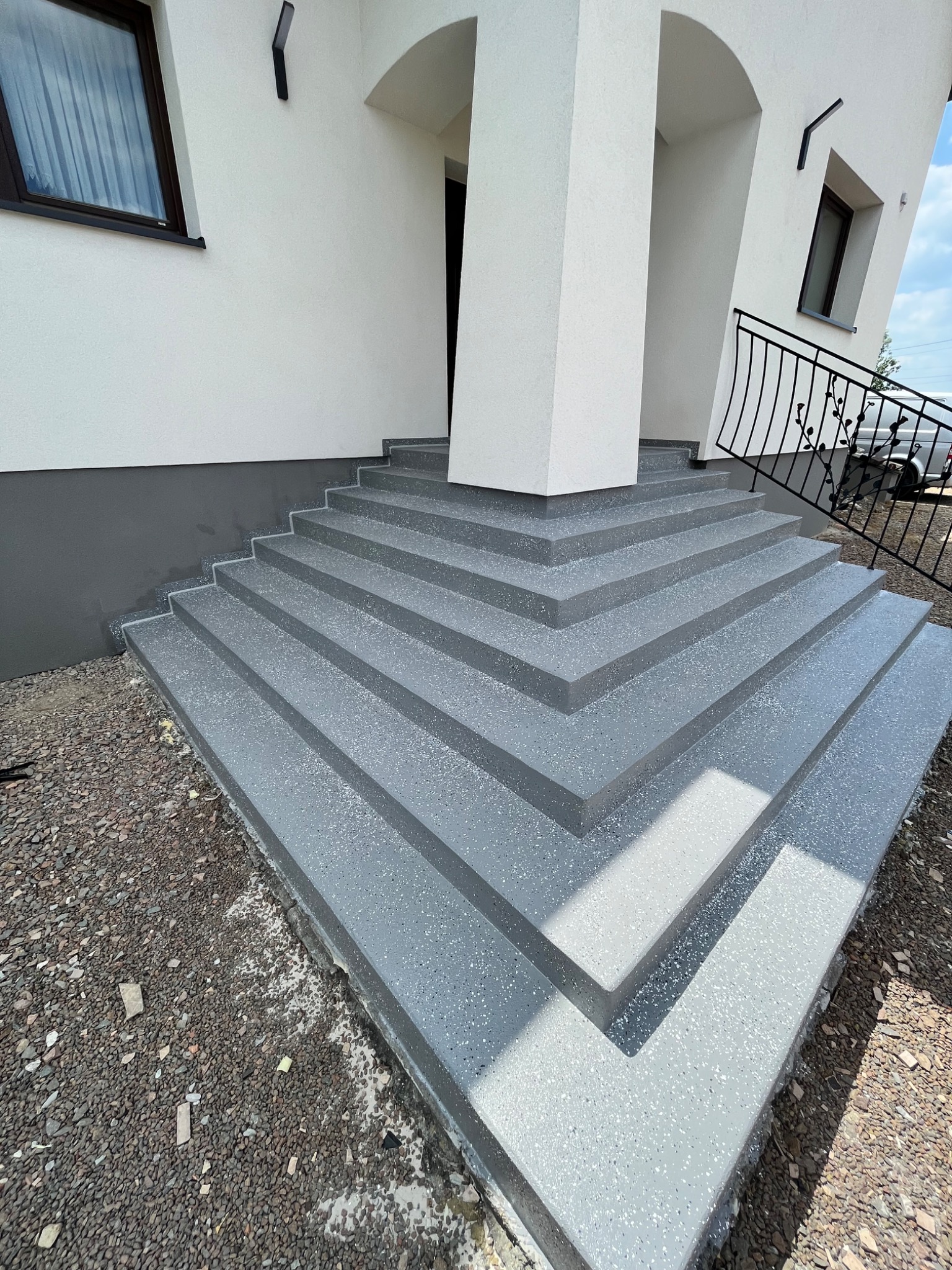 Posadzka żywiczna na schodach z płatkami dekoracyjnymi