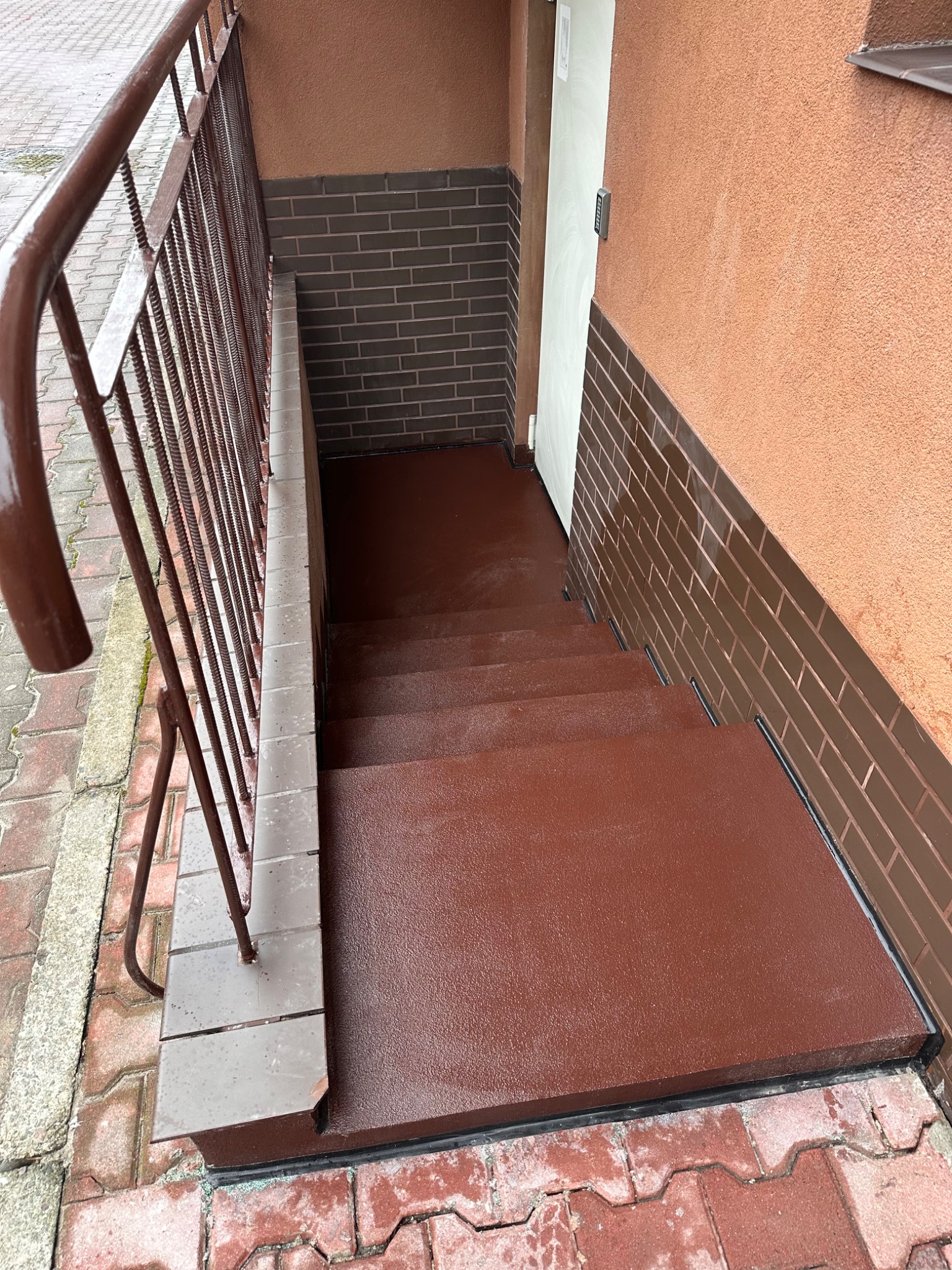 Posadzka żywiczna na schodach w jednolitym kolorze