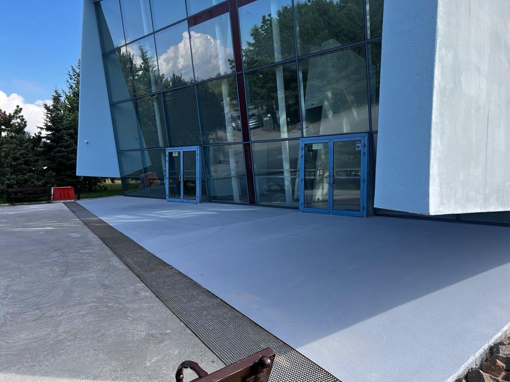 Posadzka żywiczna na schodach w jednolitym kolorze z systemem antypoślizgowym