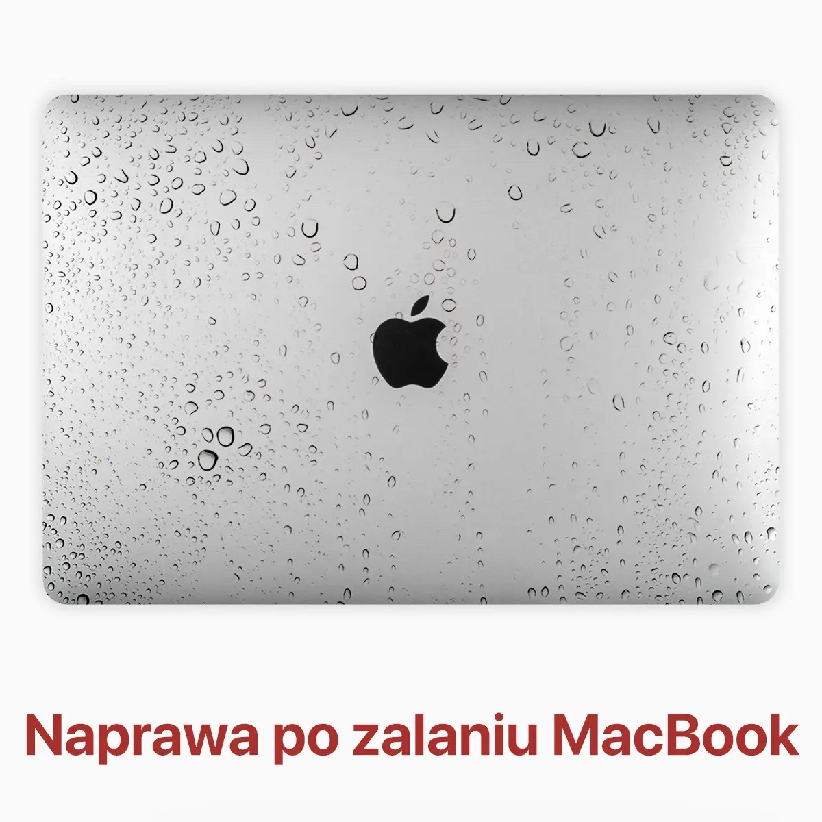 Zamknięty srebrny MacBook z widocznymi kroplami wody na obudowie, sugerujący zalanie.