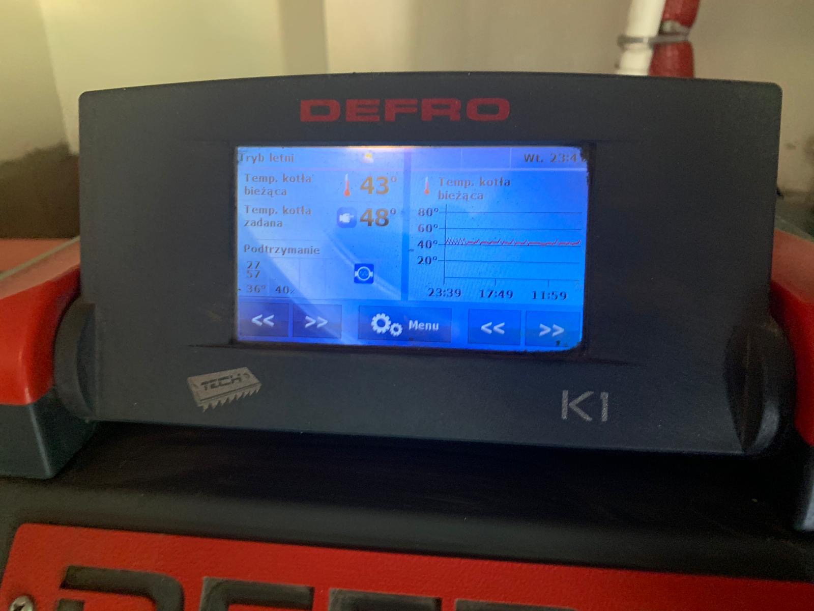 Ekran sterownika kotła DEFRO K1 z wyświetlonymi temperaturami bieżącymi i zadanymi oraz wykresem zmian temperatury, tryb letni.