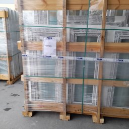 FAMM ITALIA SP.ZO.O - Paleta zafoliowanych okien Salamander w drewnianej skrzyni z napisem FAMM ITALIA i FACTORI