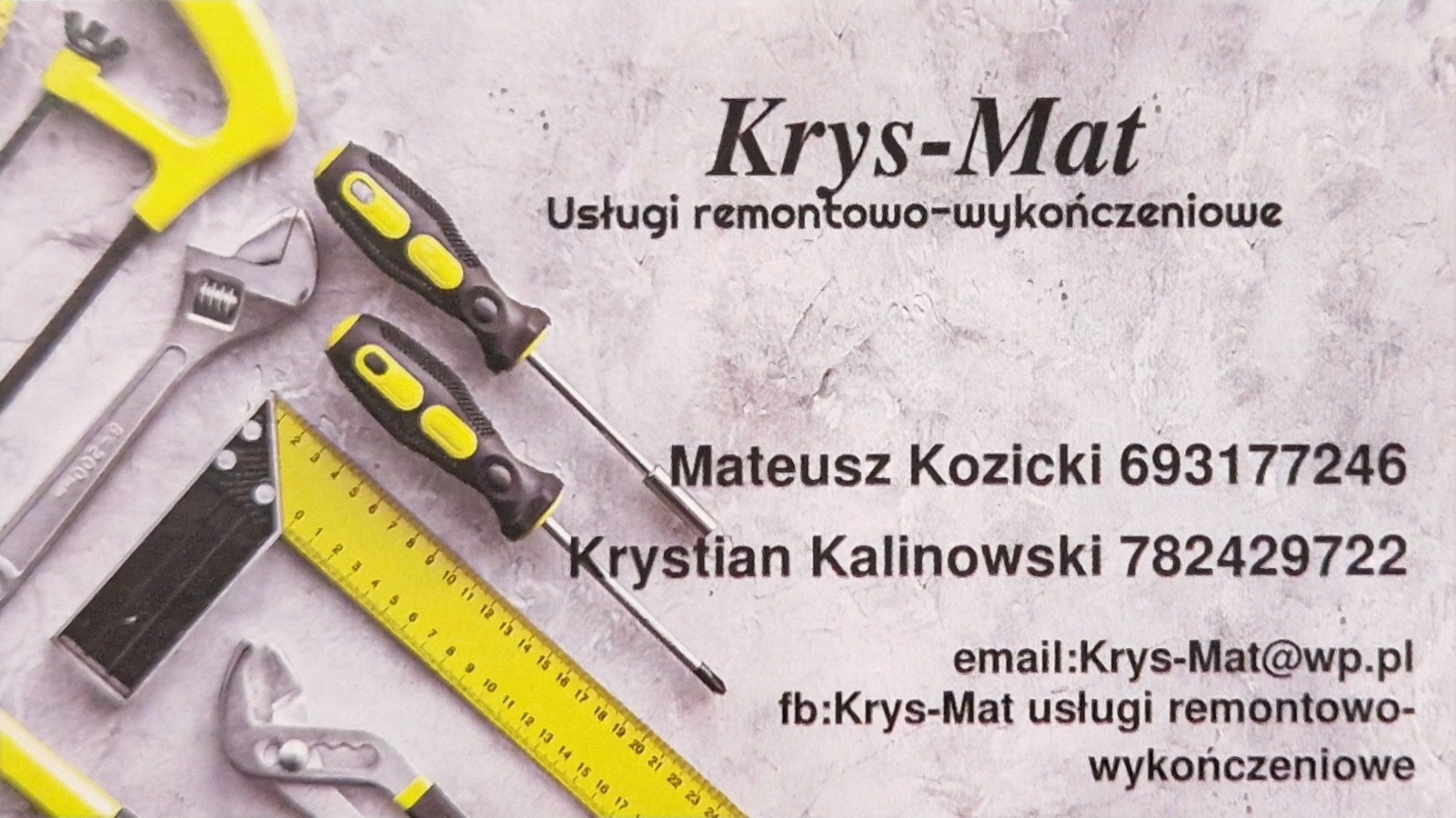 Wizytówka firmy Krys-Mat świadczącej usługi remontowo-wykończeniowe, z narzędziami takimi jak piła do metalu, klucze nastawne, śrubokręty i miarka na tle imitującym beton.
