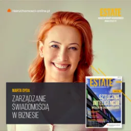 Portret uśmiechniętej kobiety z rudymi włosami, obok okładka magazynu 'Estate' poświęconego nieruchomościom, z artykułem o sztucznej inteligencji w marketingu.
