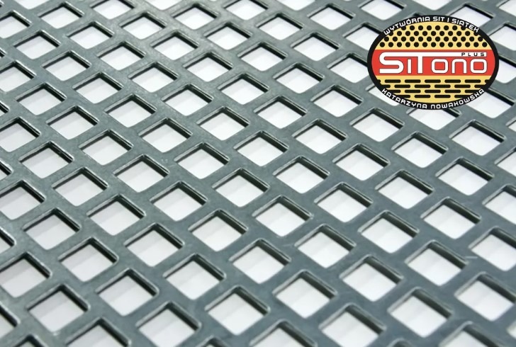 Metalowa siatka z romboidalnymi oczkami, w tle logo firmy Sitono Plus, producenta siatek.