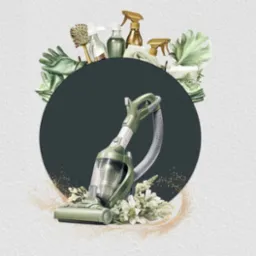 Ilustracja przedstawia zielony odkurzacz ręczny, otoczony akcesoriami do sprzątania, takimi jak szczotki, spryskiwacze i rękawice, na tle dekoracyjnym.