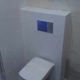 PO MAX - Wisząca toaleta z zabudowanym stelażem w trakcie remontu łazienki, widoczne białe płytki, szare fugi i niedokończone ściany.