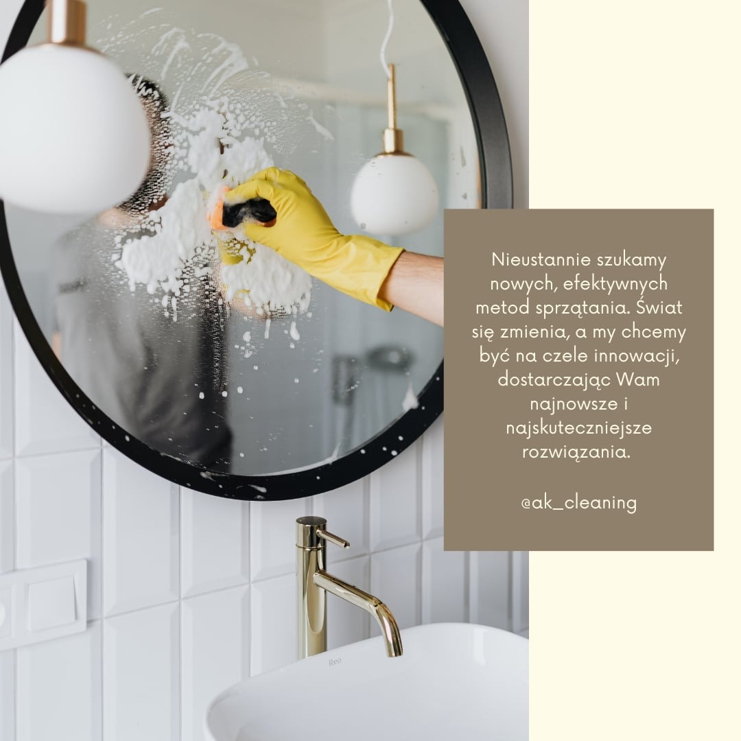 Okrągłe lustro w czarnej ramie, czyszczone gąbką w żółtej rękawicy, widoczna piana czyszcząca, poniżej biała umywalka z baterią w kolorze złotym, w tle białe kafelki, obok tekst reklamowy i logo...