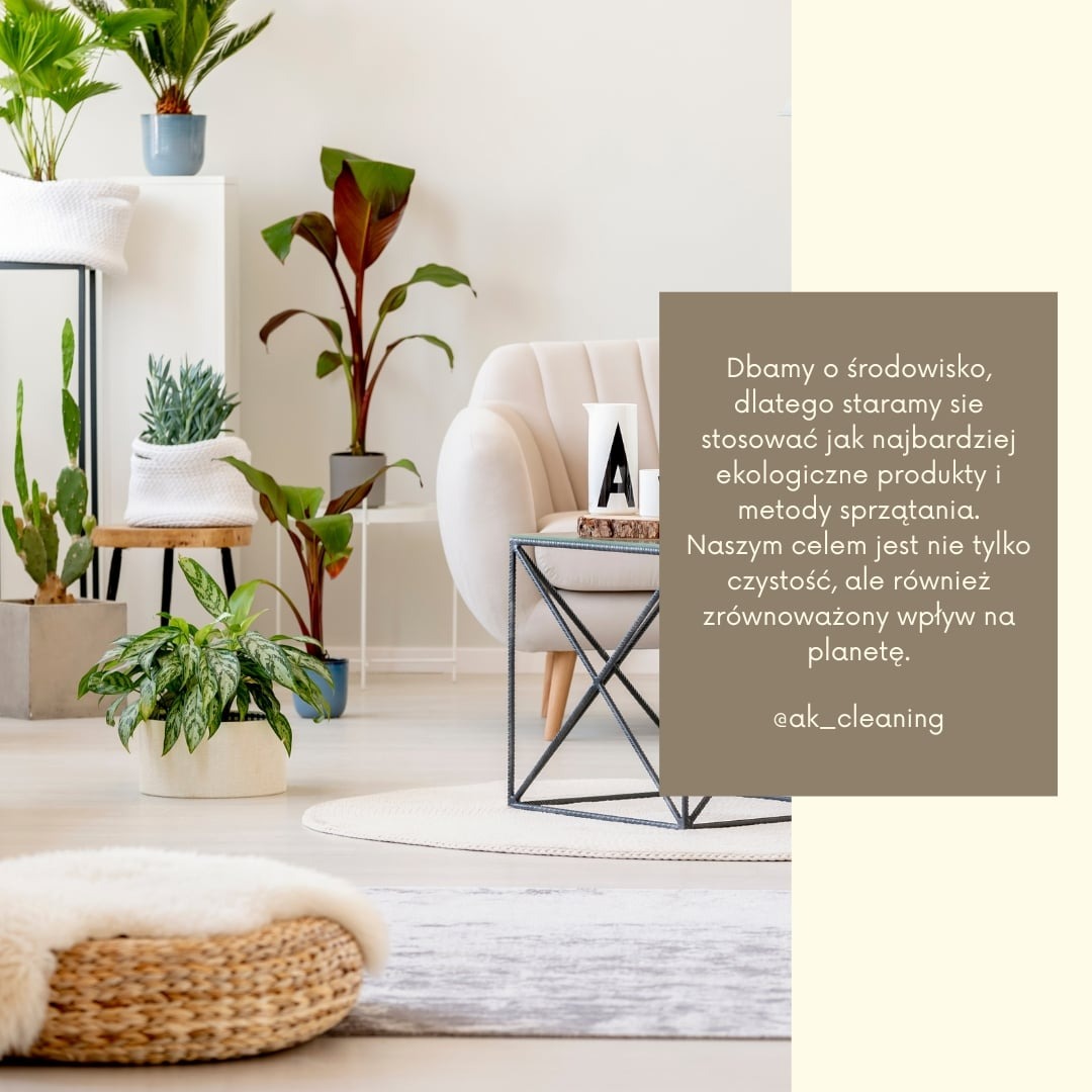 Jasne wnętrze z roślinami doniczkowymi, beżowym fotelem i stolikiem kawowym, na którym stoi dekoracja z literą A; w tle białe ściany i podłoga, na podłodze okrągły dywan i pufa z futerkiem;...