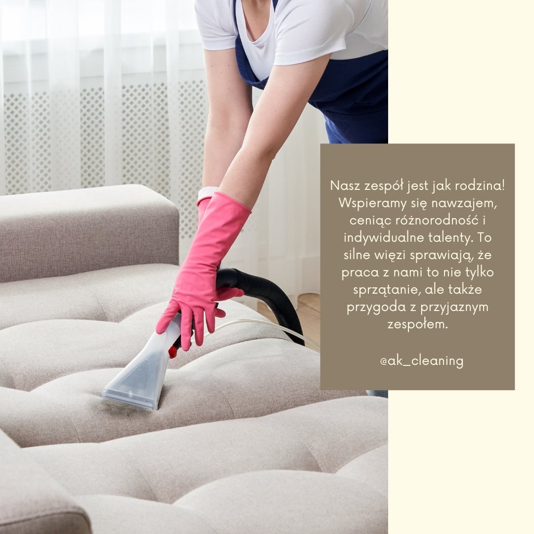 Pracownik w różowych rękawicach czyści jasną kanapę za pomocą odkurzacza piorącego z przezroczystą końcówką, w tle jasna zasłona i fragment tekstu reklamowego.