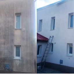 APclean Przemysław Przybyło - Elewacja budynku przed i po renowacji: z lewej brudna, z prawej świeżo pomalowana na biało. Widoczna drabina oparta o ścianę, okna z firankami i fragment dachu.
