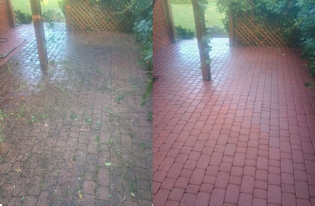 Kostka brukowa przed i po czyszczeniu, zarośnięta chwastami po lewej, czysta i czerwona po prawej stronie. Widoczne rośliny w tle.