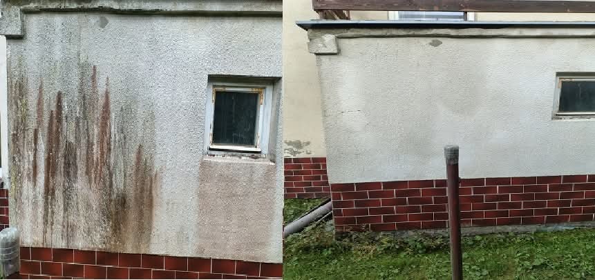 Zdjęcie elewacji budynku przed i po myciu. Widoczne zabrudzenia i efekt czystej ściany po prawej stronie. Czerwona ceglana podmurówka.