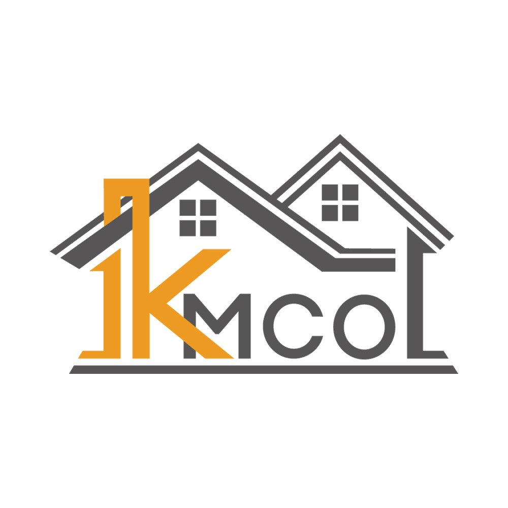 Logo firmy z Nowego Targu przedstawiające stylizowany dom z napisem 1KMCOL, w kolorach szarym i pomarańczowym.