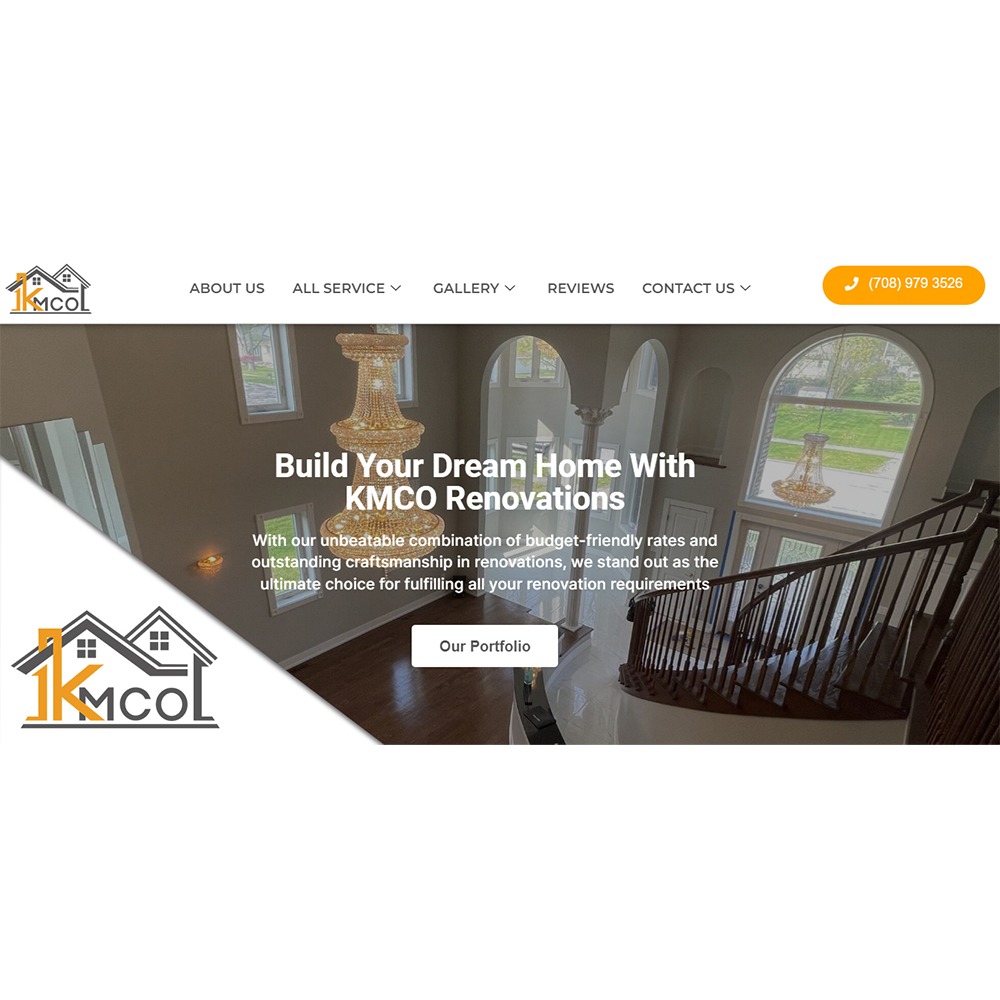 Strona internetowa firmy KMCO Renovations prezentująca luksusowe wnętrze domu z kryształowym żyrandolem i schodami.