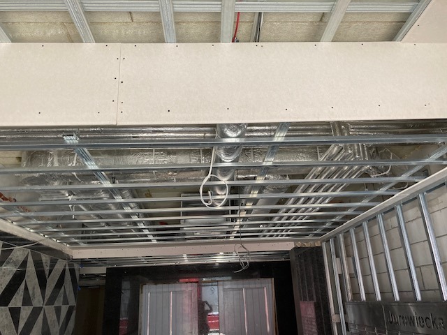 sufit 2-poziomowy zakrycie komunikacji