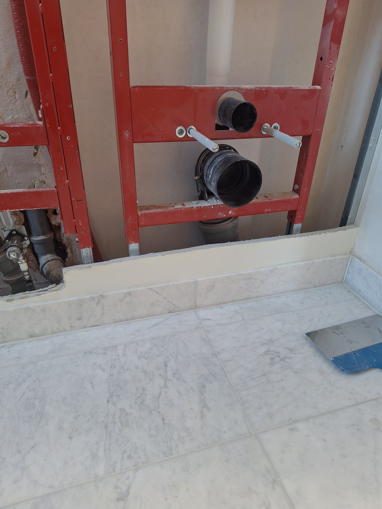 Zabudowa geberit plytami.