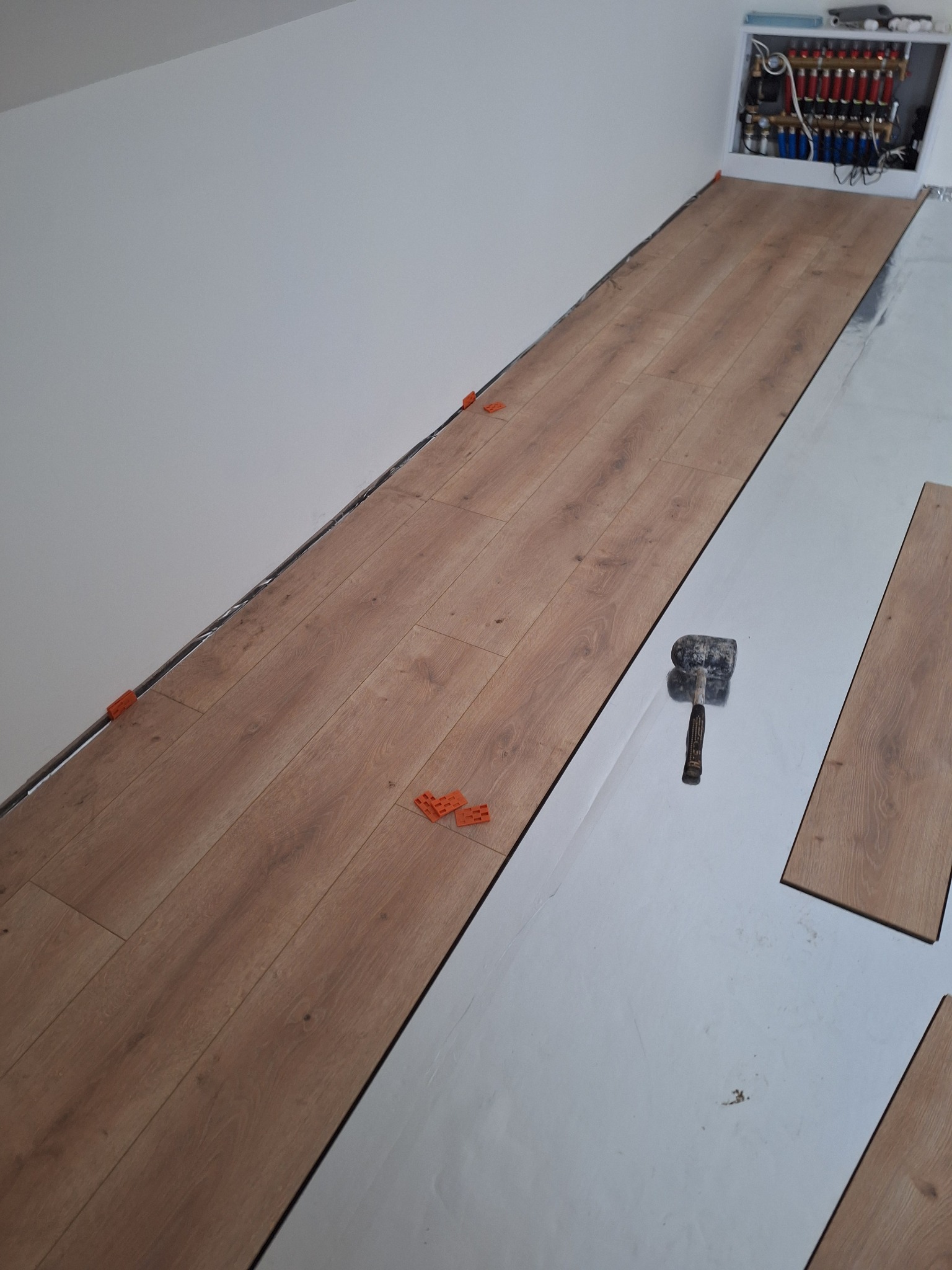 Układanie paneli pod ogrzewanie podłogowe