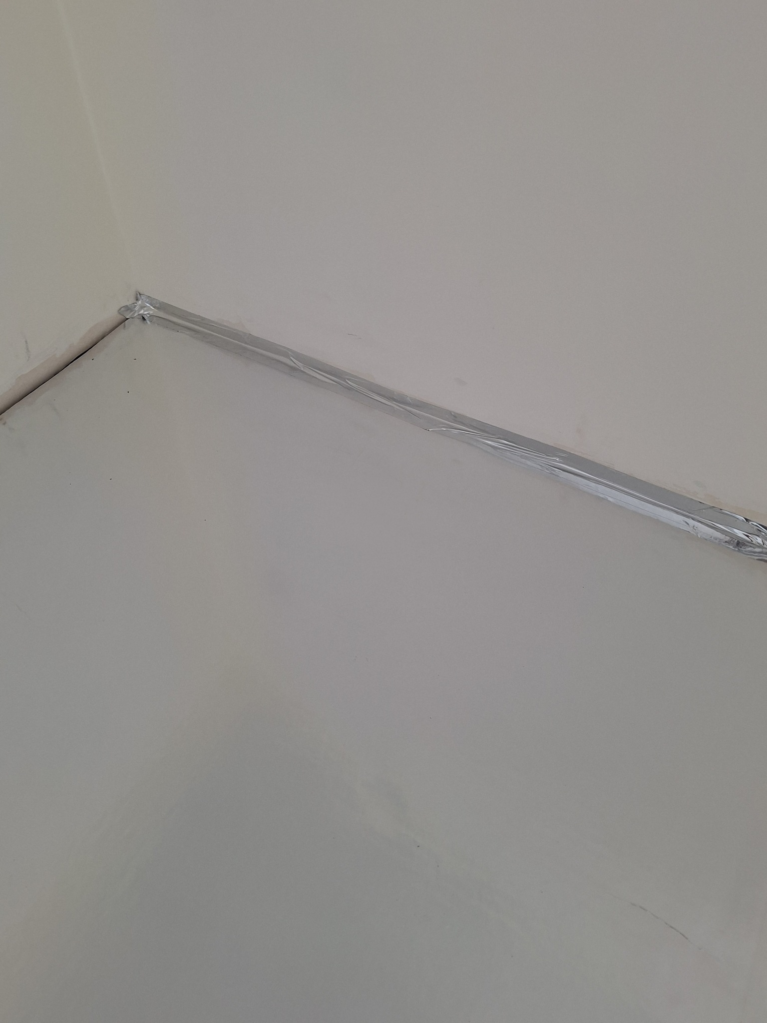 Kładzenie foli pod ogrzewanie podłogowe