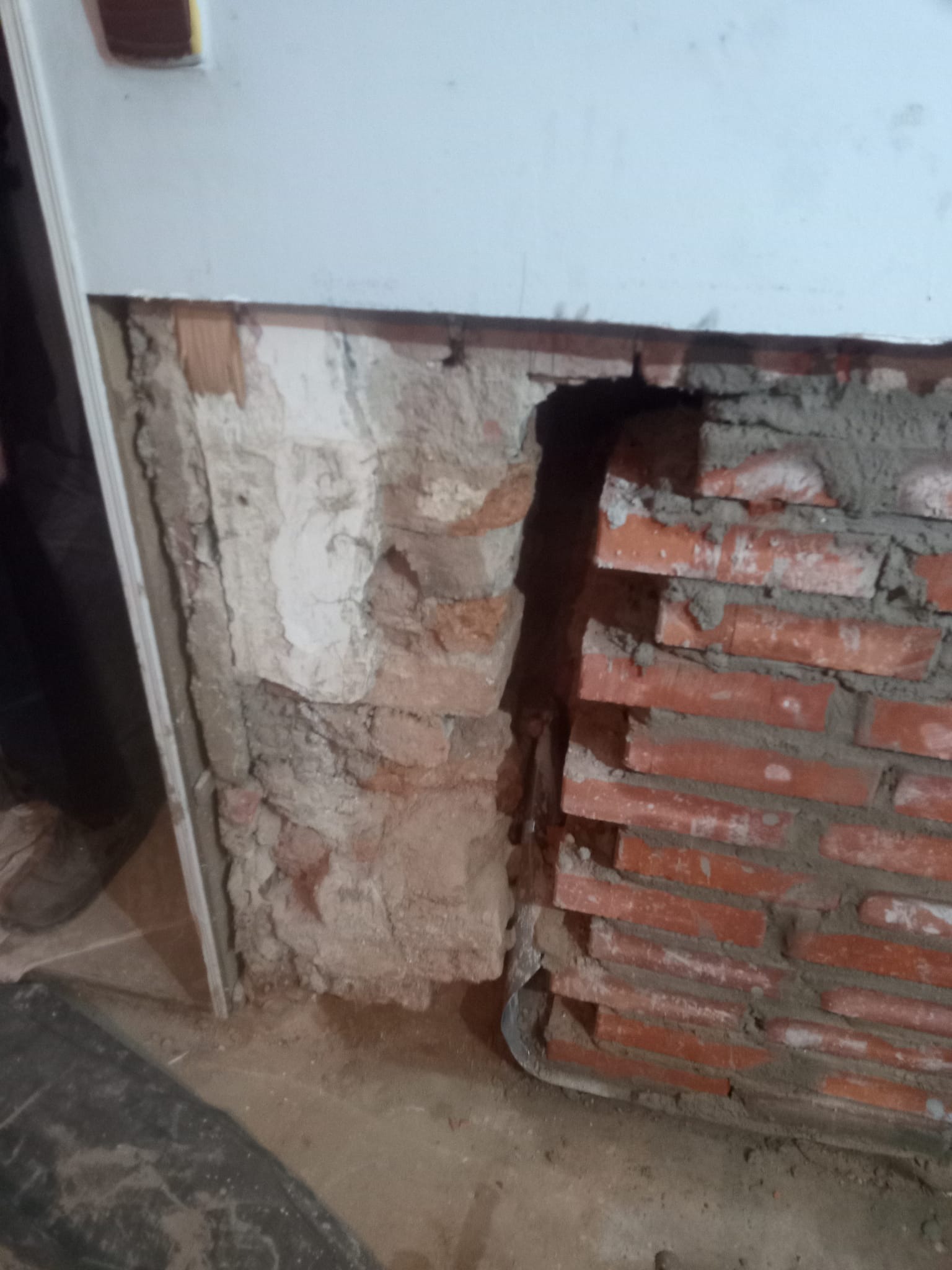 Podcina z wymianą cegieł i założenie izolacji przed podciaganiem tapilarnym wody przez mur