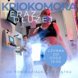 Kobieta w sportowym stroju i masce, wewnątrz kriokomory, z widocznym panelem sterowania i drugą osobą w tle, unosząca się para.