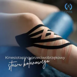 Noga z aplikacją kinesiotapingu przeciwobrzękowego na stawie kolanowym, widoczne czarne i beżowe taśmy, w tle niebieski wałek i logo firmy.