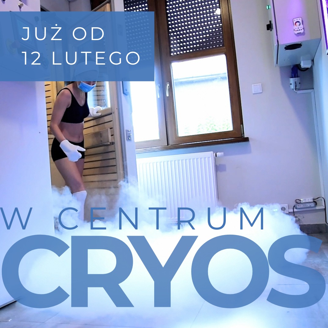 Kobieta w stroju sportowym, masce i rękawicach wchodzi do kriokomory, widoczna para wydobywająca się z wnętrza, napis 'W CENTRUM CRYOS' na pierwszym planie.