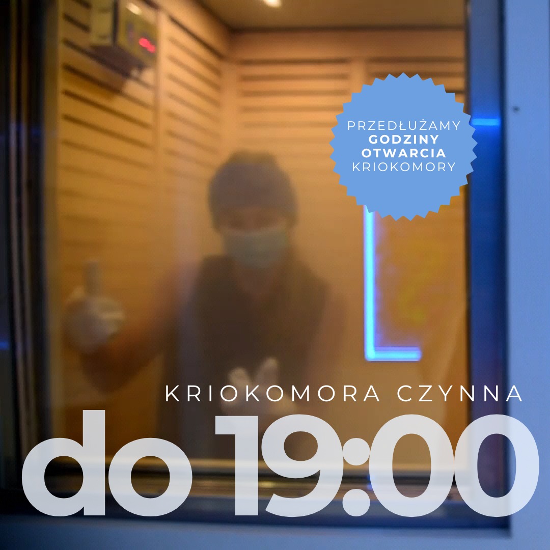 Wnętrze kriokomory widoczne przez szybę, osoba w masce i rękawicach, informacja o przedłużonych godzinach otwarcia do 19:00.