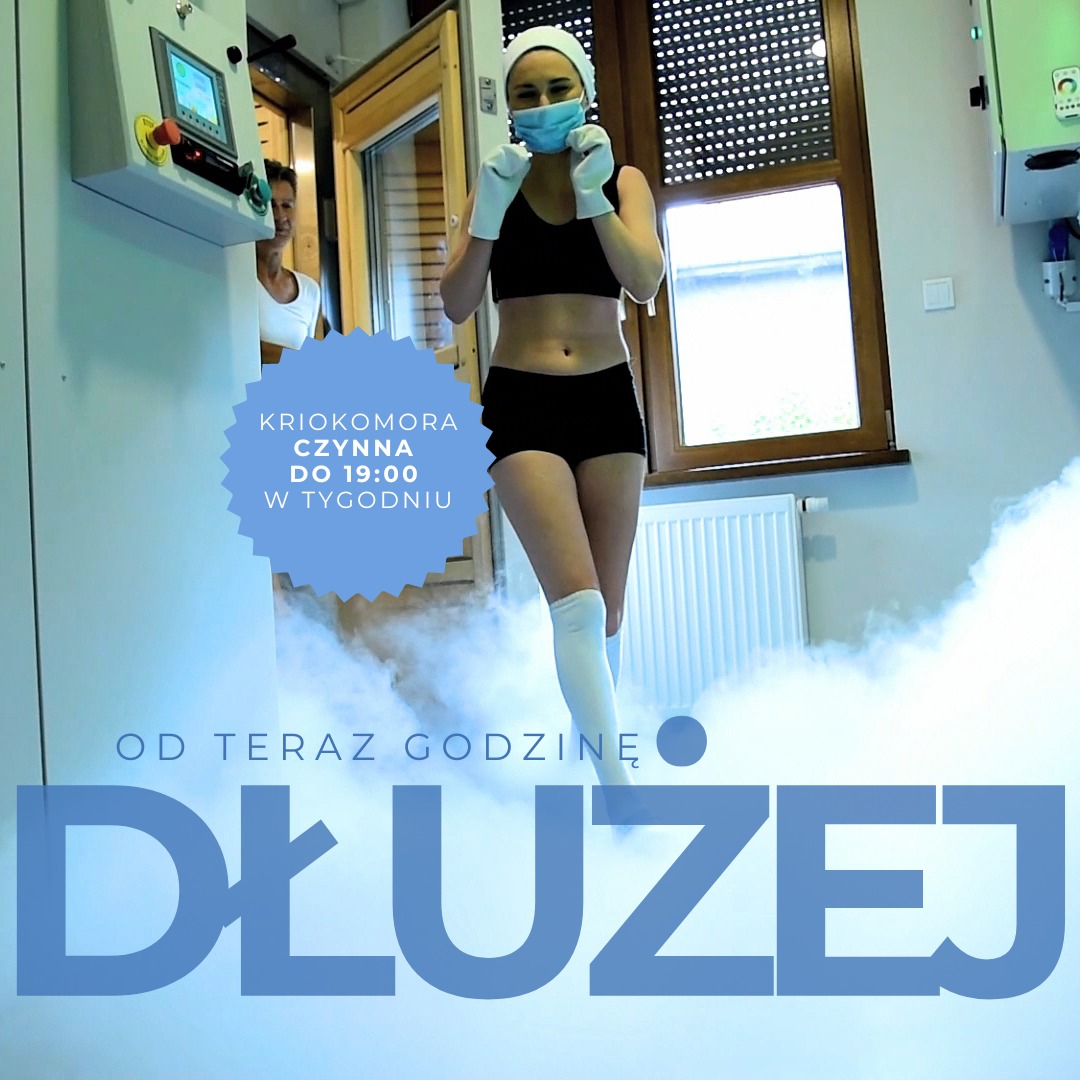 Kobieta w stroju sportowym i masce ochronnej wychodzi z kriokomory, otoczona chłodną parą. Reklama wydłużonych godzin otwarcia.