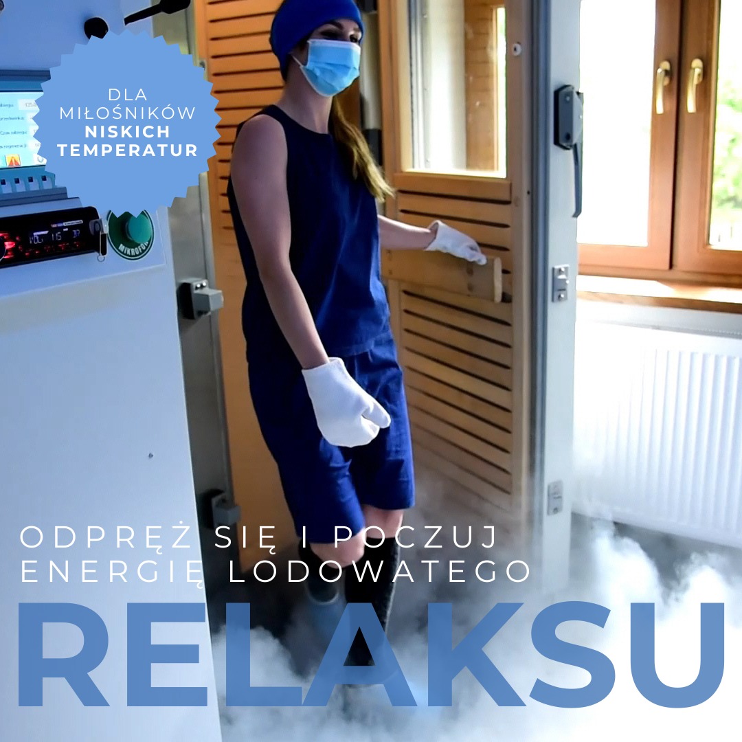 Kobieta w niebieskim kombinezonie, czapce i masce, w białych rękawicach, otwiera drewniane drzwi do kriokomory, z której wydobywa się para.