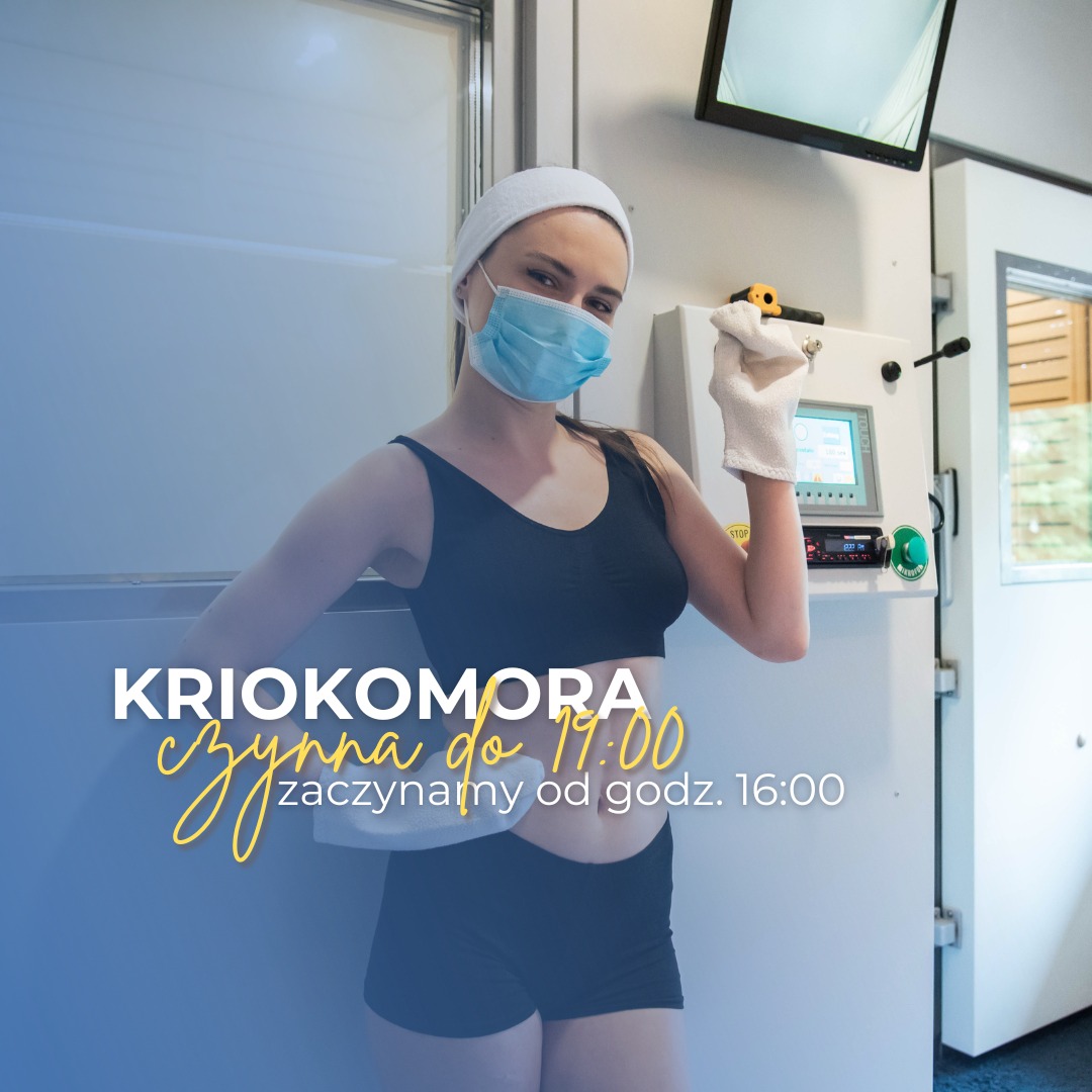 Kobieta w sportowym stroju i masce ochronnej, rękawicach, stojąca przed kriokomorą z napisem informacyjnym o godzinach otwarcia.