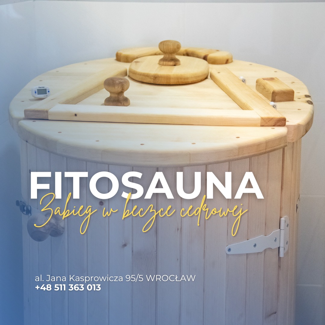 Drewniana fitosauna z zamkniętą pokrywą, widoczny termometr i adres firmy we Wrocławiu.