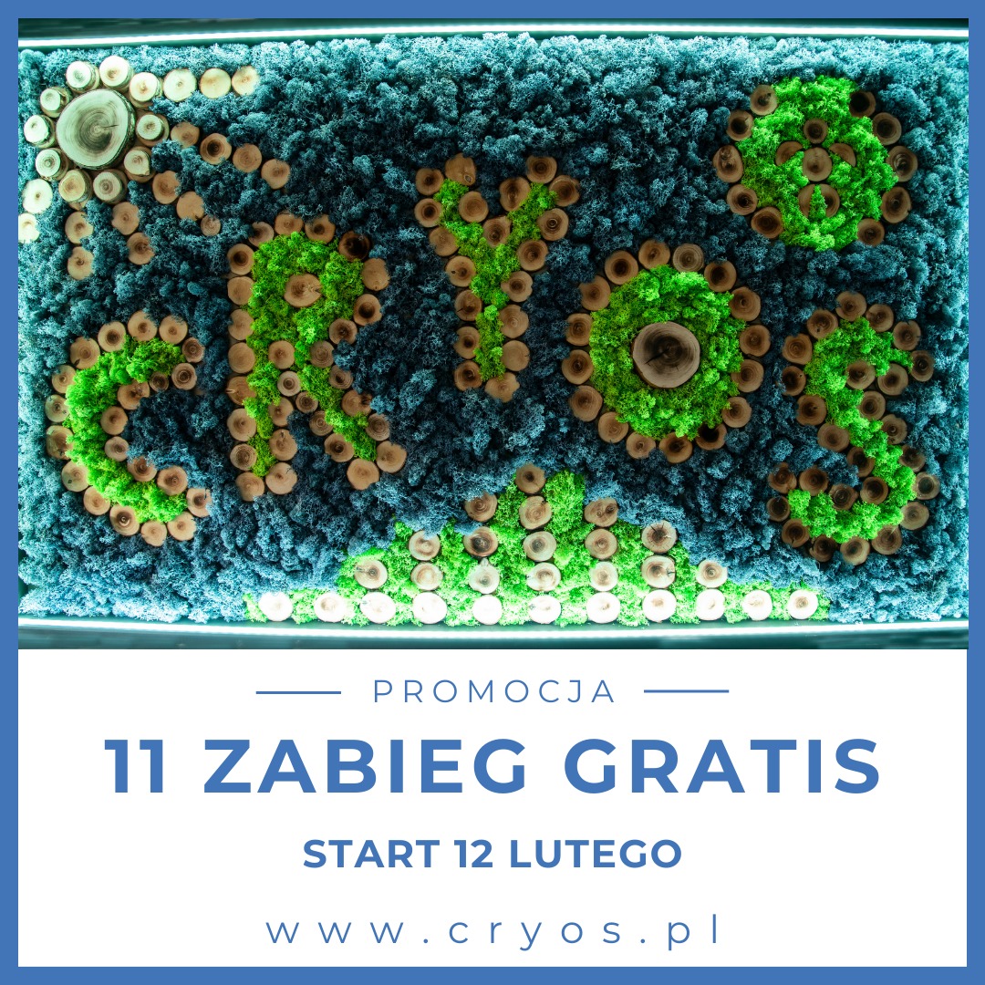 Dekoracja ścienna z mchu i drewnianych krążków układająca się w napis CRYOS, promująca ofertę: 11 zabiegów gratis, start 12 lutego, adres strony internetowej.