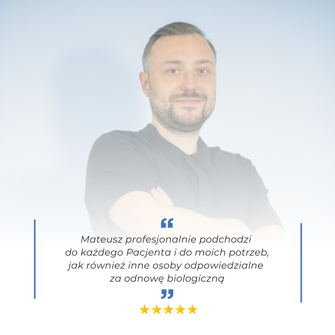 Portret mężczyzny w czarnej koszulce polo z założonymi rękami na tle jasnego studia, otoczony ramką z cytatem i pięcioma gwiazdkami.