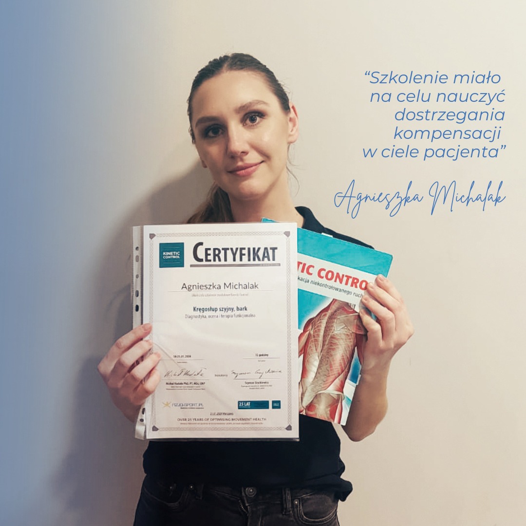 Uśmiechnięta kobieta prezentuje certyfikat ukończenia szkolenia z zakresu diagnostyki i terapii funkcjonalnej kręgosłupa szyjnego i barku, trzyma również książkę o kontroli ruchu.