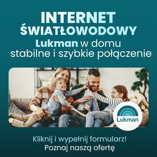 Rodzina z dwójką dzieci siedząca na kanapie, uśmiechnięta, w tle logo firmy świadczącej usługi światłowodowe 'Lukman', nad nimi hasło reklamowe 'Internet światłowodowy Lukman w domu, stabilne...