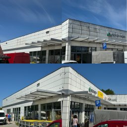 Adam Skrzydliński AdMal - Porównanie elewacji budynku handlowego przed i po czyszczeniu, widoczne różnice w zabrudzeniach na białych panelach elewacyjnych i markizach, jasne niebo w tle.