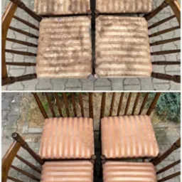 Cztery krzesła z tapicerowanymi siedziskami w układzie 'przed i po' czyszczeniu. Górna połowa zdjęcia pokazuje zabrudzone, poplamione siedziska w paski, a dolna połowa prezentuje te same siedziska...