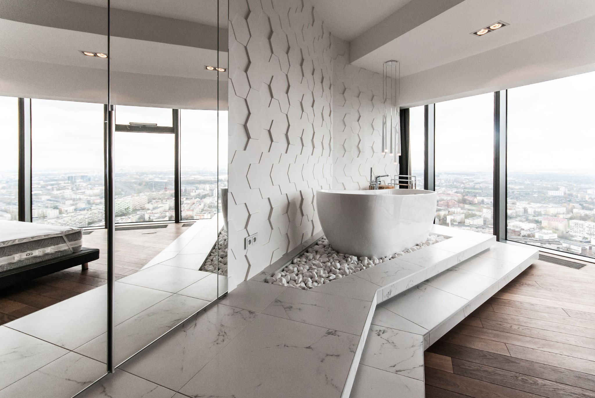 Nowoczesna łazienka w apartamentowcu z widokiem na panoramę miasta, wolnostojąca wanna na podwyższeniu z białych kamieni, ściana z trójwymiarowych paneli, marmurowe płytki i drewniana podłoga.
