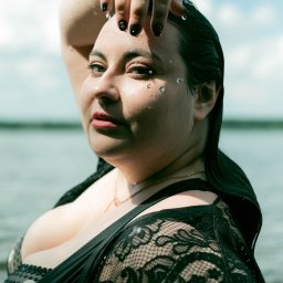 Sara Byczkowska Fotografia - Portret kobiety w wodzie, czarna koronkowa narzutka, woda skapuje z twarzy, ozdobne kryształki na policzkach, manicure w czarnym kolorze.