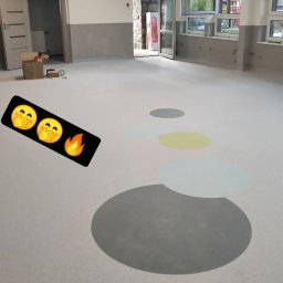 Fantazy - Wnętrze po remoncie w Pietrzykowicach z jasną posadzką żywiczną z kolorowymi okręgami, widoczne otwarte okna i drzwi do sąsiedniego pomieszczenia.