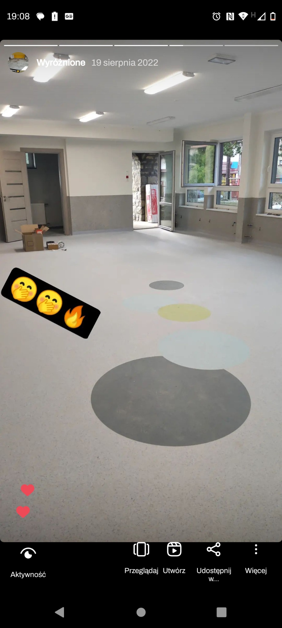 Wnętrze po remoncie w Pietrzykowicach z jasną posadzką żywiczną z kolorowymi okręgami, widoczne otwarte okna i drzwi do sąsiedniego pomieszczenia.