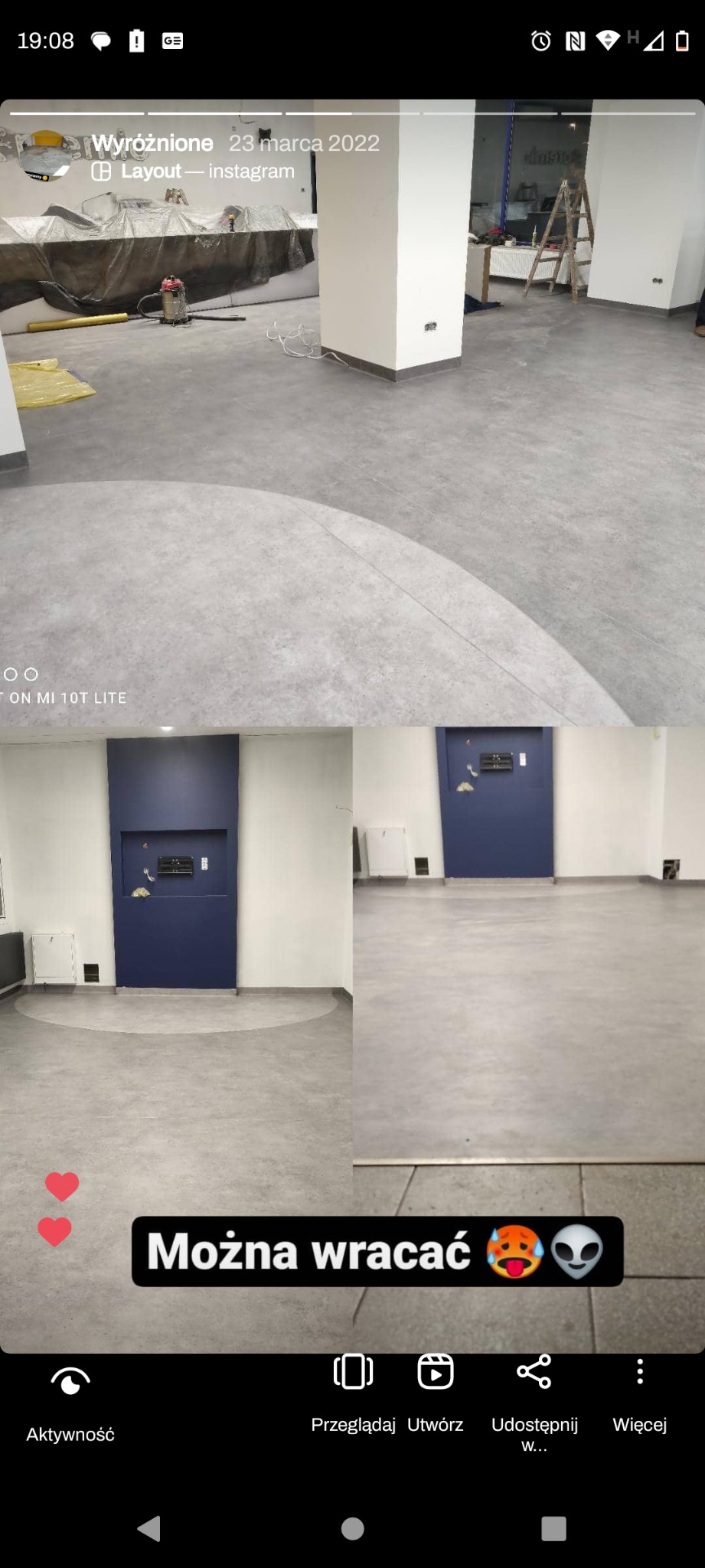 Szara, gładka posadzka w jasnym pomieszczeniu biurowym, widoczne kolumny, narzędzia i zabezpieczenia na ścianach, przygotowane do dalszych prac wykończeniowych.